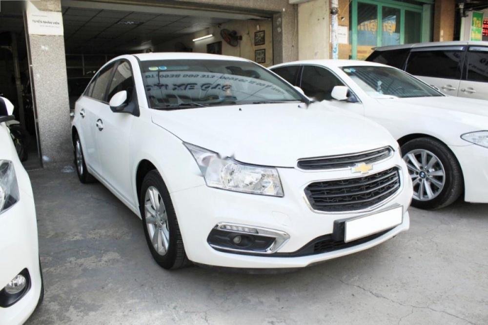 Chevrolet Cruze LT 1.6 MT 2016 - Bán Chevrolet Cruze LT 1.6 MT đời 2016, màu trắng còn mới