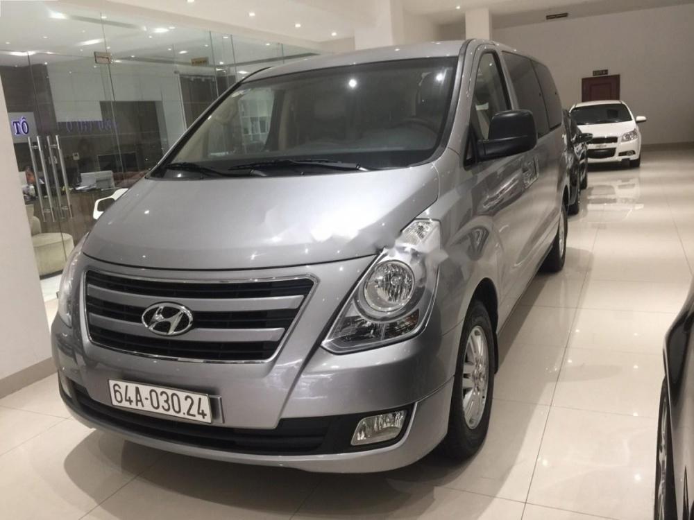 Hyundai Grand Starex 2.5 MT 2016 - Bán Hyundai Grand Starex 2.5 MT năm sản xuất 2016, màu bạc, xe nhập