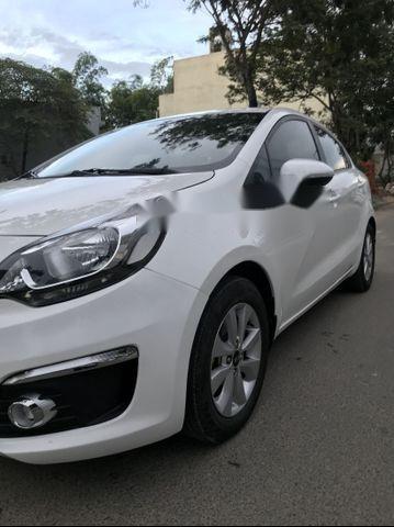 Kia Rio 2015 - Cần bán gấp Kia Rio đời 2015, màu trắng còn mới, giá 379tr