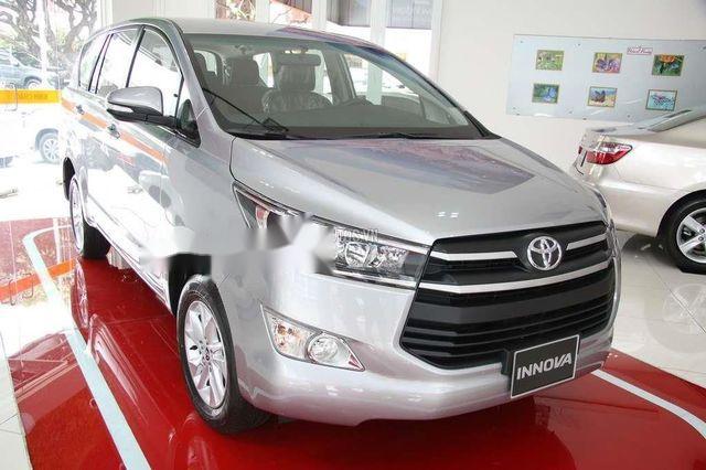 Toyota Innova 2.0E  2018 - Bán Toyota Innova 2.0E năm sản xuất 2018, màu bạc