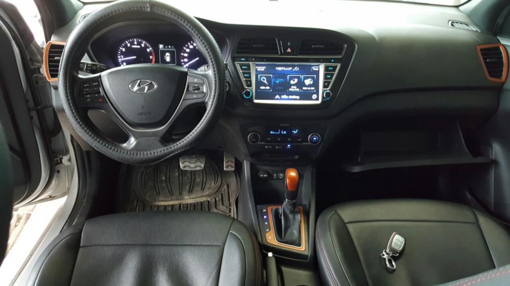 Hyundai i20 Active Active 1.4AT 2015 - Bán Hyundai I20 Active 1.4AT màu bạc, số tự động, nhập Ấn Độ 2015, biển Sài Gòn.