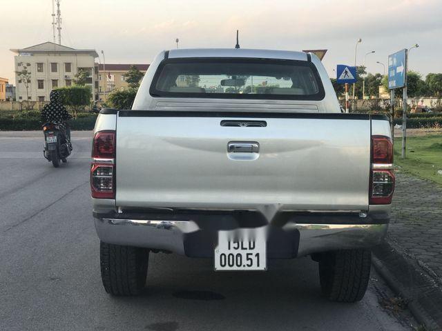 Toyota Hilux 2011 - Bán Toyota Hilux năm sản xuất 2011, màu bạc, xe nhập 
