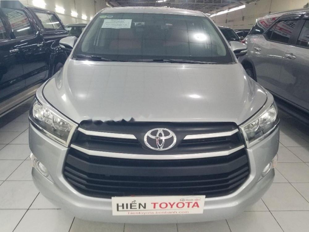 Toyota Innova 2.0E 2017 - Cần bán Toyota Innova 2.0E sản xuất năm 2017, màu bạc xe gia đình giá cạnh tranh