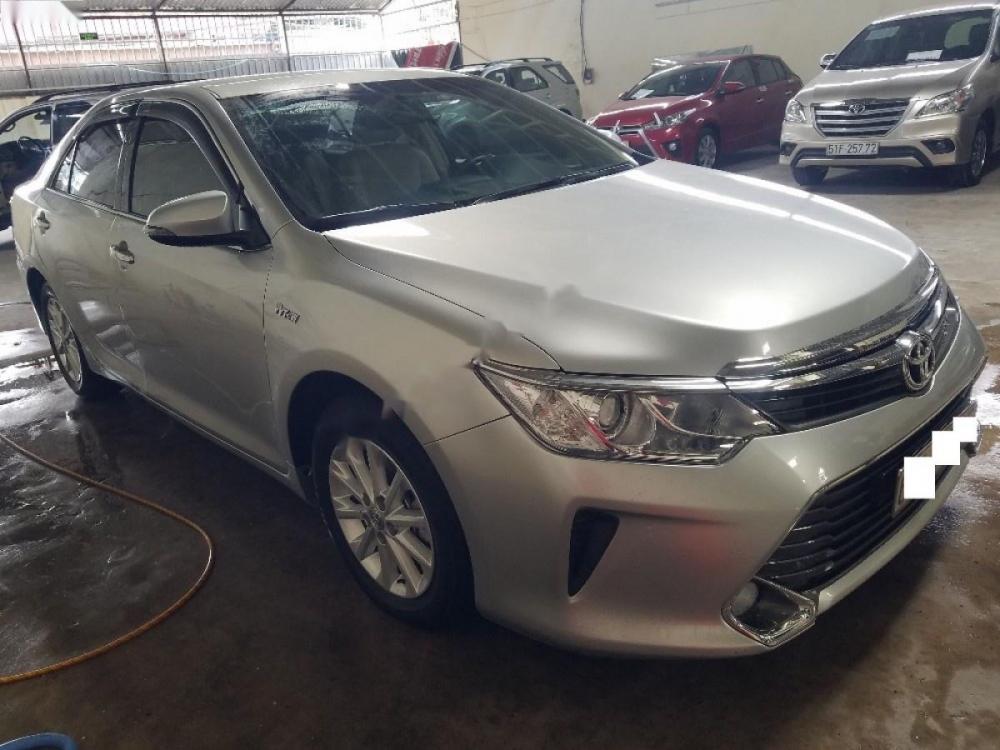 Toyota Camry 2.0E 2016 - Bán Toyota Camry 2.0E đời 2016, màu bạc xe gia đình