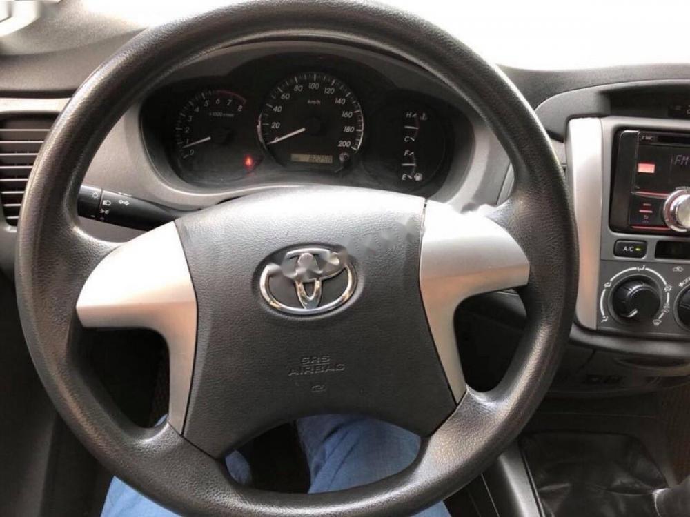 Toyota Innova 2.0E 2013 - Cần bán gấp Toyota Innova 2.0E đời 2013, màu bạc