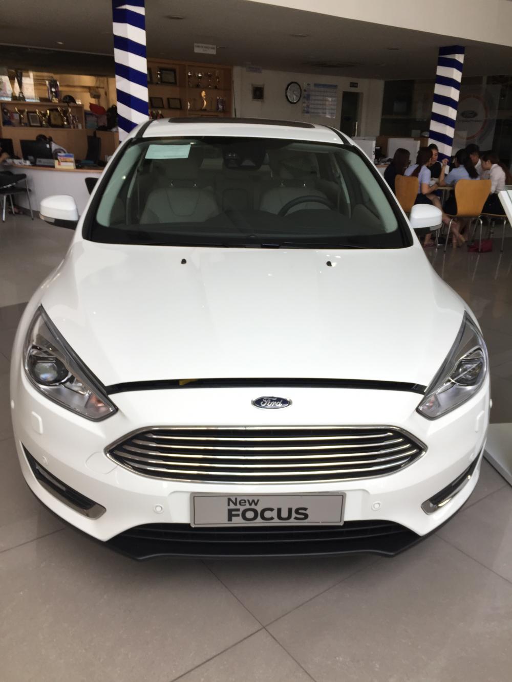 Ford Focus 2018 - Bán xe Ford Focus titanium số tự động, màu trắng, giá tốt nhất, giao xe ngay