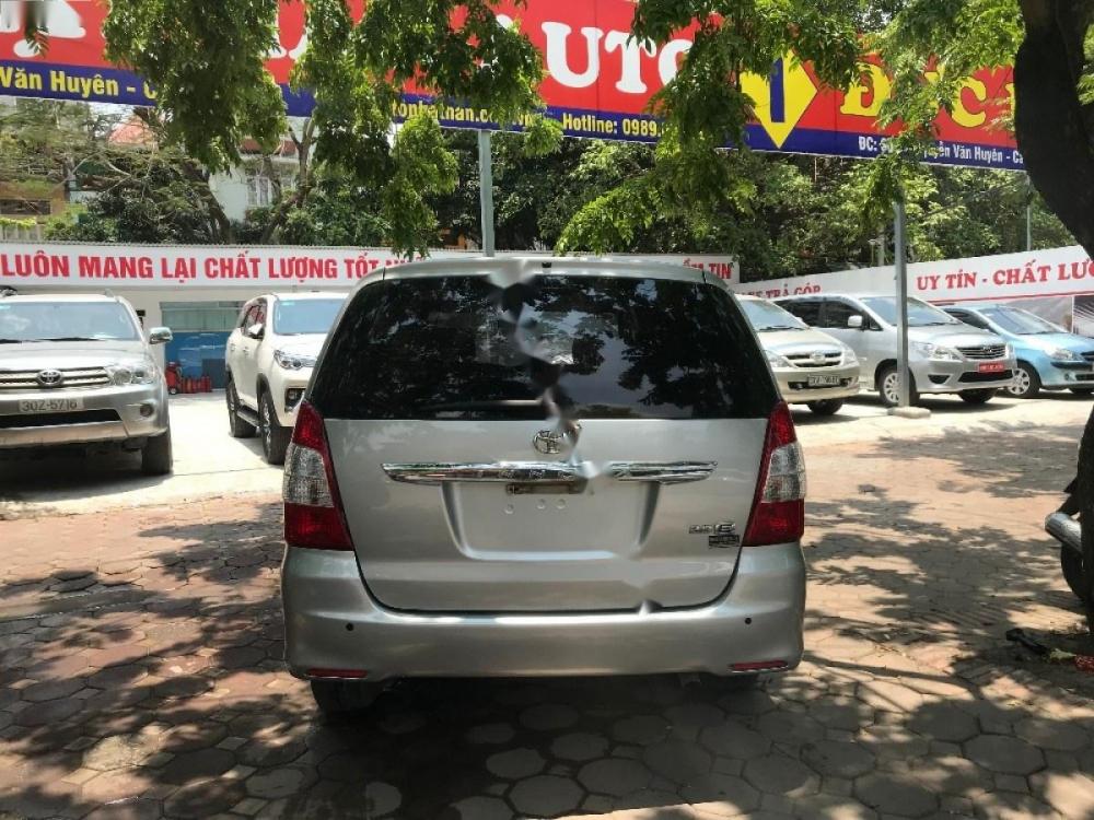 Toyota Innova 2012 - Bán ô tô Toyota Innova sản xuất năm 2012, màu bạc