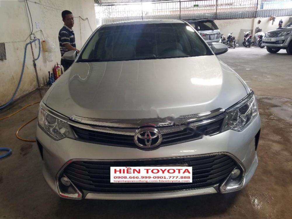 Toyota Camry 2.0E 2016 - Bán Toyota Camry 2.0E đời 2016, màu bạc xe gia đình