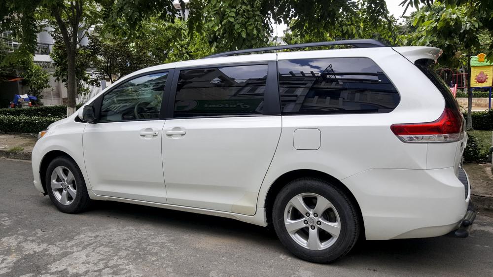 Toyota Sienna 2011 - Cần bán xe Toyota Sienna đời 2011, màu trắng, xe nhập