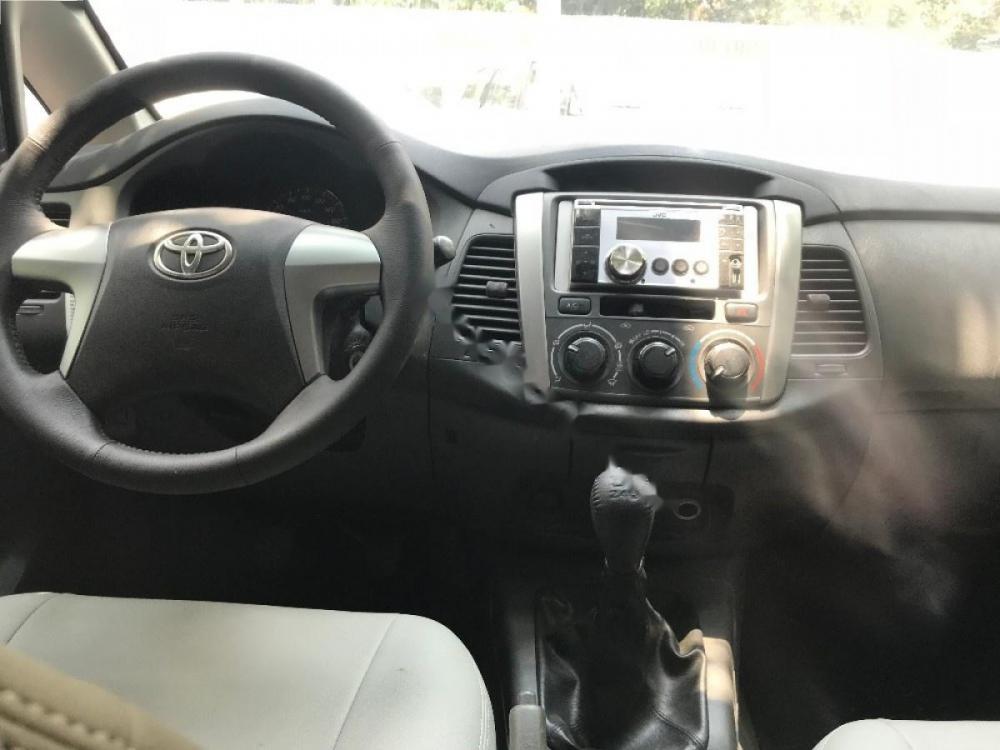 Toyota Innova 2012 - Bán ô tô Toyota Innova sản xuất năm 2012, màu bạc