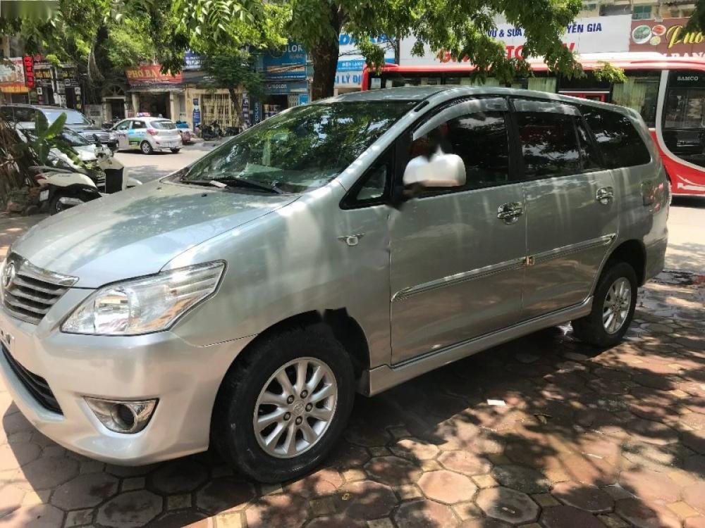 Toyota Innova 2012 - Bán ô tô Toyota Innova sản xuất năm 2012, màu bạc