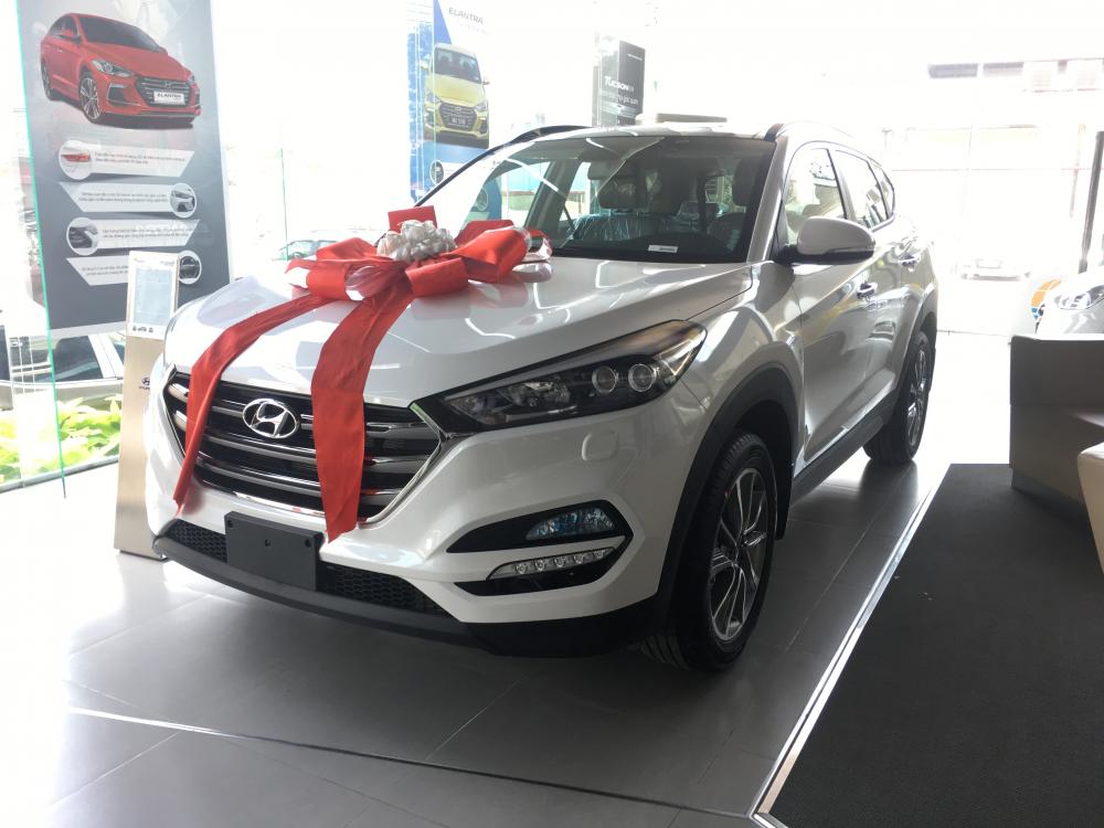 Hyundai Tucson 2.0 full xăng 2018 - Bán xe Hyundai Tucson 2.0 full xăng năm 2018, màu trắng, giá 840tr