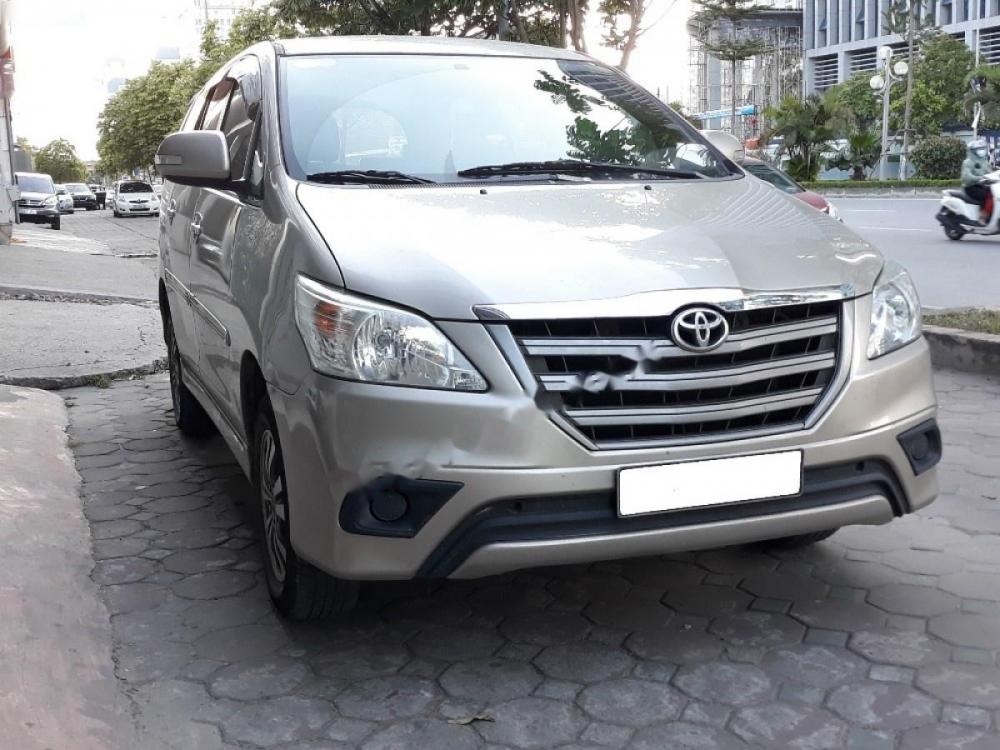 Toyota Innova 2.0 E 2015 - Cần bán Toyota Innova 2.0 E đời 2015, màu vàng chính chủ, giá 615tr