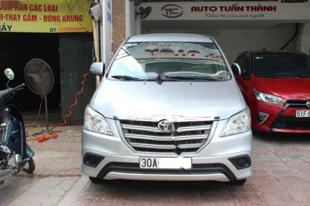 Toyota Innova 2.0E 2015 - Cần bán gấp Toyota Innova 2.0E năm 2015, màu bạc như mới giá cạnh tranh