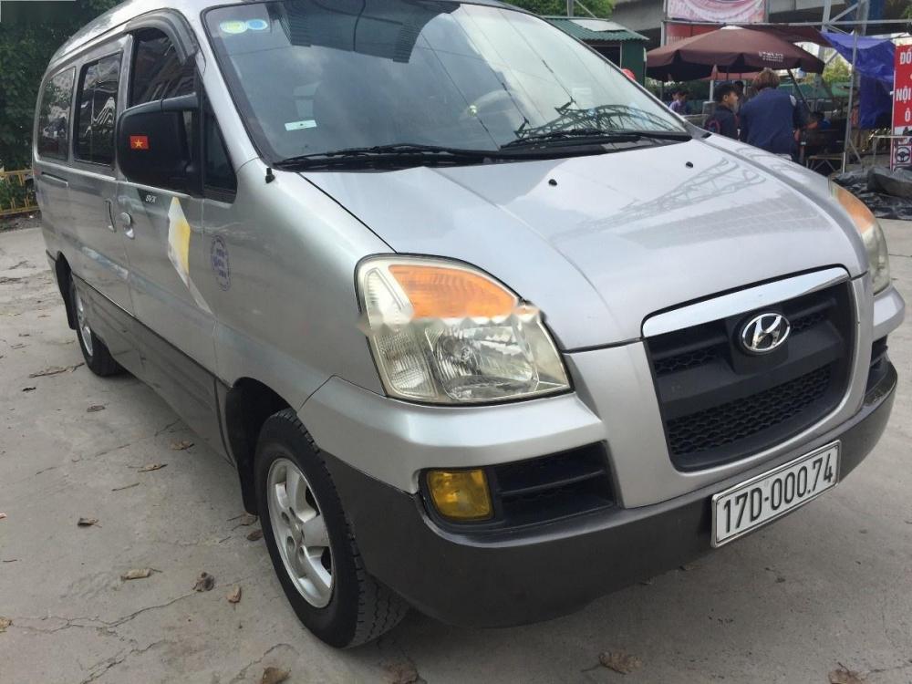 Hyundai Starex 2004 - Bán Hyundai Starex sản xuất 2004, màu bạc, xe nhập