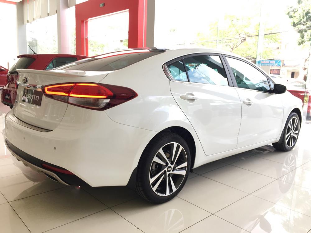 Kia Cerato AT 1.6 2018 - Bán Kia Cerato AT 1.6 2018, màu trắng, giá chỉ 589 triệu