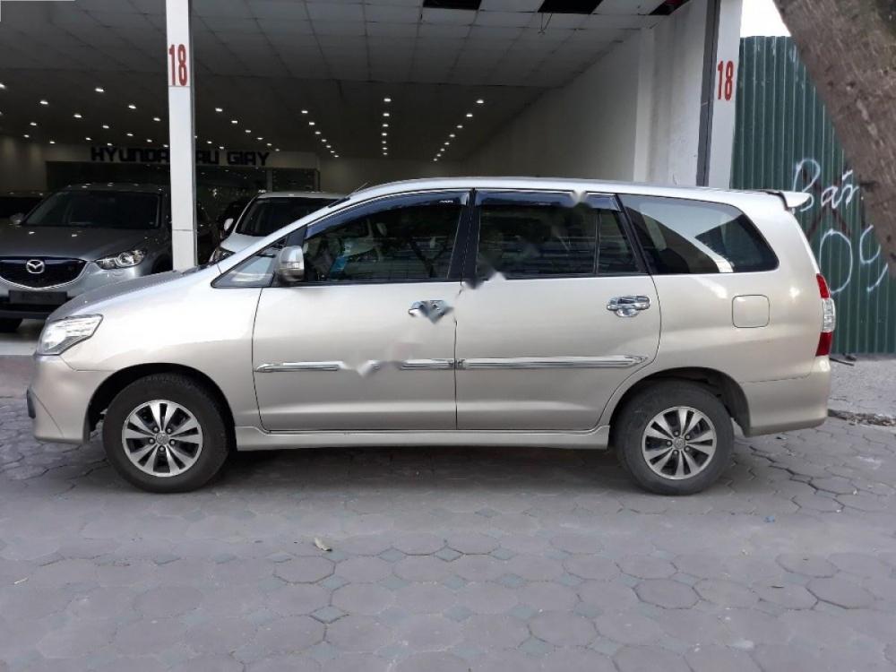 Toyota Innova 2.0 E 2015 - Cần bán Toyota Innova 2.0 E đời 2015, màu vàng chính chủ, giá 615tr