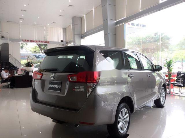 Toyota Innova 2.0G  2018 - Bán Toyota Innova năm 2018, màu xám, giá chỉ 690 triệu