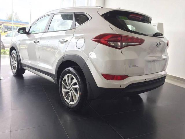 Hyundai Tucson 2018 - Cần bán xe Hyundai Tucson sản xuất năm 2018, màu trắng