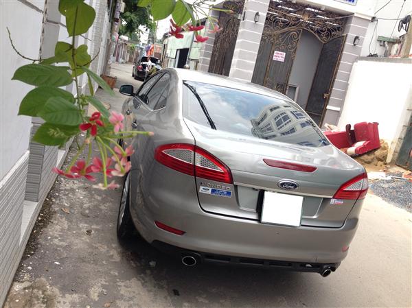 Ford Mondeo 2.3AT 2011 - Cần bán Ford Mondeo 2.3AT đời 2011, màu bạc, giá chỉ 425 triệu