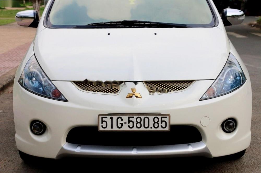 Mitsubishi Grandis 2.4 AT 2011 - Cần bán xe Mitsubishi Grandis 2.4 AT đời 2011, màu trắng xe gia đình