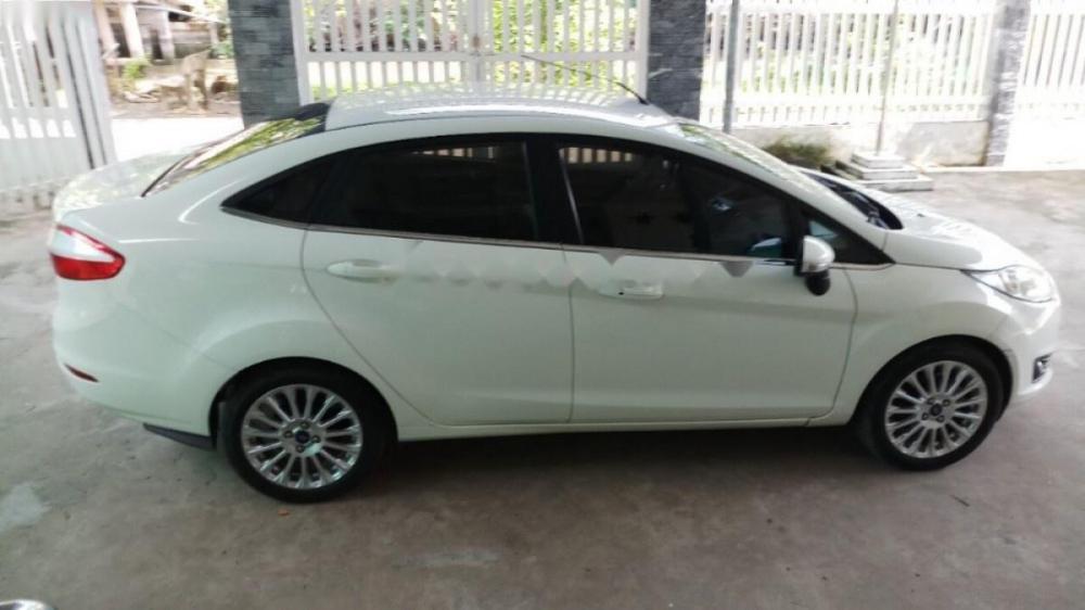 Ford Fiesta Titanium 2015 - Bán xe Ford Fiesta Titanium sản xuất 2015, màu trắng  