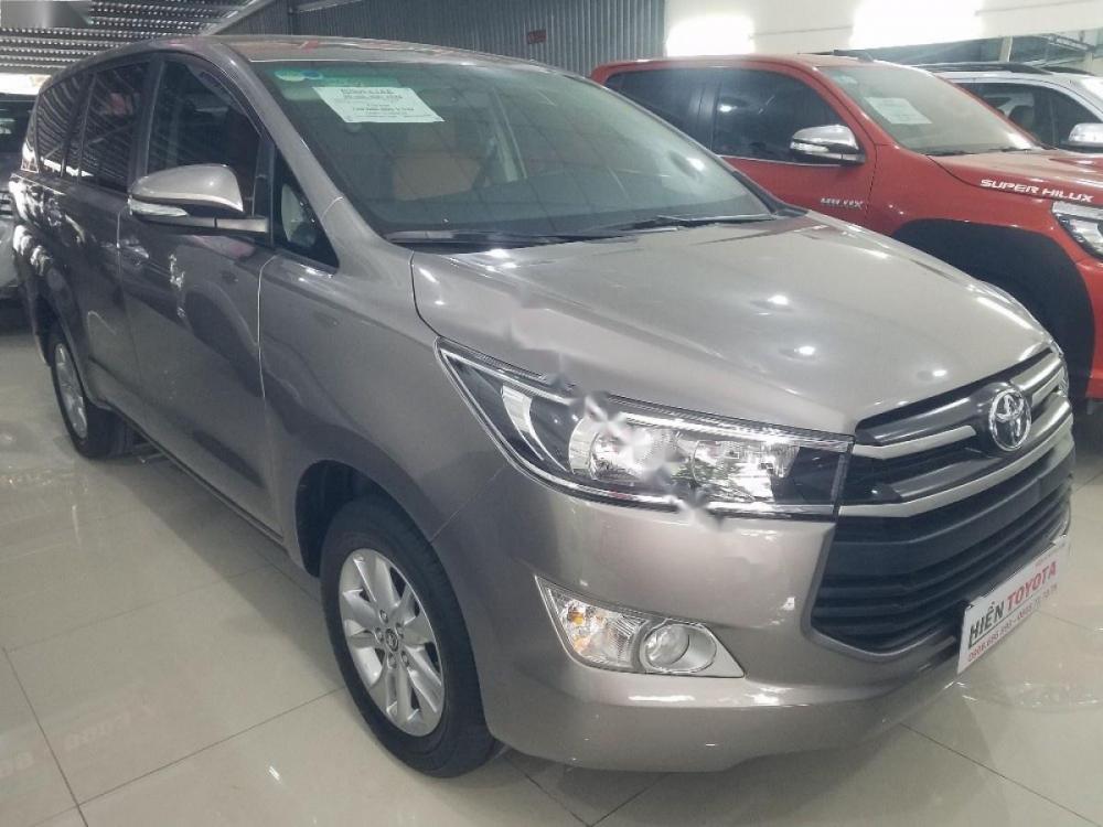 Toyota Innova 2.0E 2017 - Bán Toyota Innova 2.0E sản xuất 2017 xe gia đình giá cạnh tranh