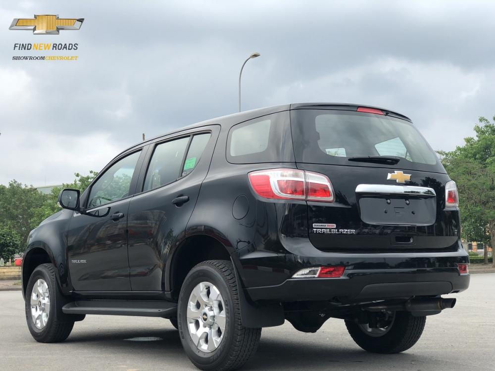 Chevrolet Trail Blazer 2017 - Giá xe 7 chỗ TrailBlazer khuyến mãi 50tr, số sàn 2.5 chỉ còn 1 xe màu đen, không cần mua gói bảo dưỡng 30tr