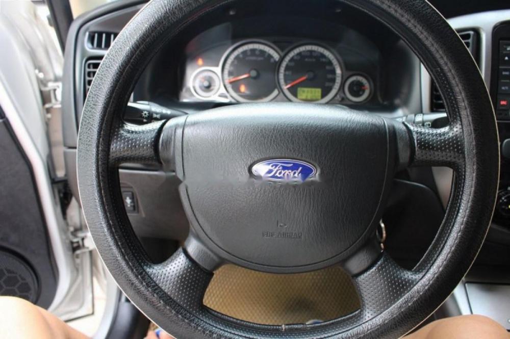 Ford Escape XLS 2013 - Cần bán gấp Ford Escape xls năm sản xuất 2013, màu bạc chính chủ, giá chỉ 550 triệu
