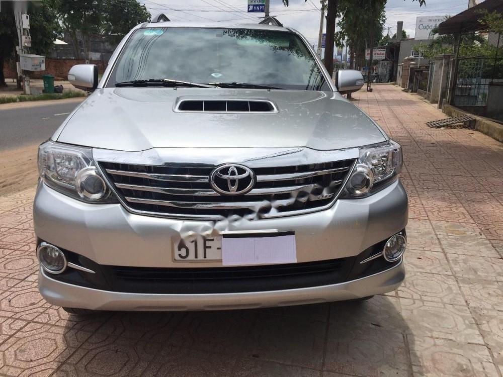 Toyota Fortuner 2016 - Bán xe Toyota Fortuner sản xuất năm 2016, màu bạc còn mới giá cạnh tranh