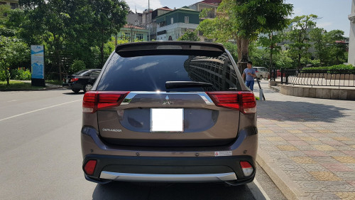 Mitsubishi Outlander Sport  2.4 AT  2018 - Bán ô tô Mitsubishi Outlander Sport 2.4 AT đời 2018, màu nâu