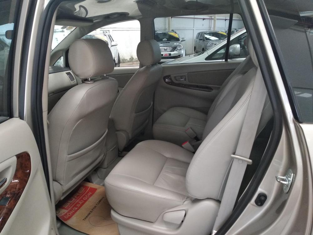 Toyota Innova V 2015 - Cần bán xe Toyota Innova V 2015, màu vàng đồng, xe siêu đẹp, giá thương lượng, có trả góp