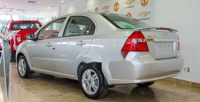 Chevrolet Aveo MT 2018 - Cần bán Chevrolet Aveo sản xuất 2018, màu bạc giá cạnh tranh