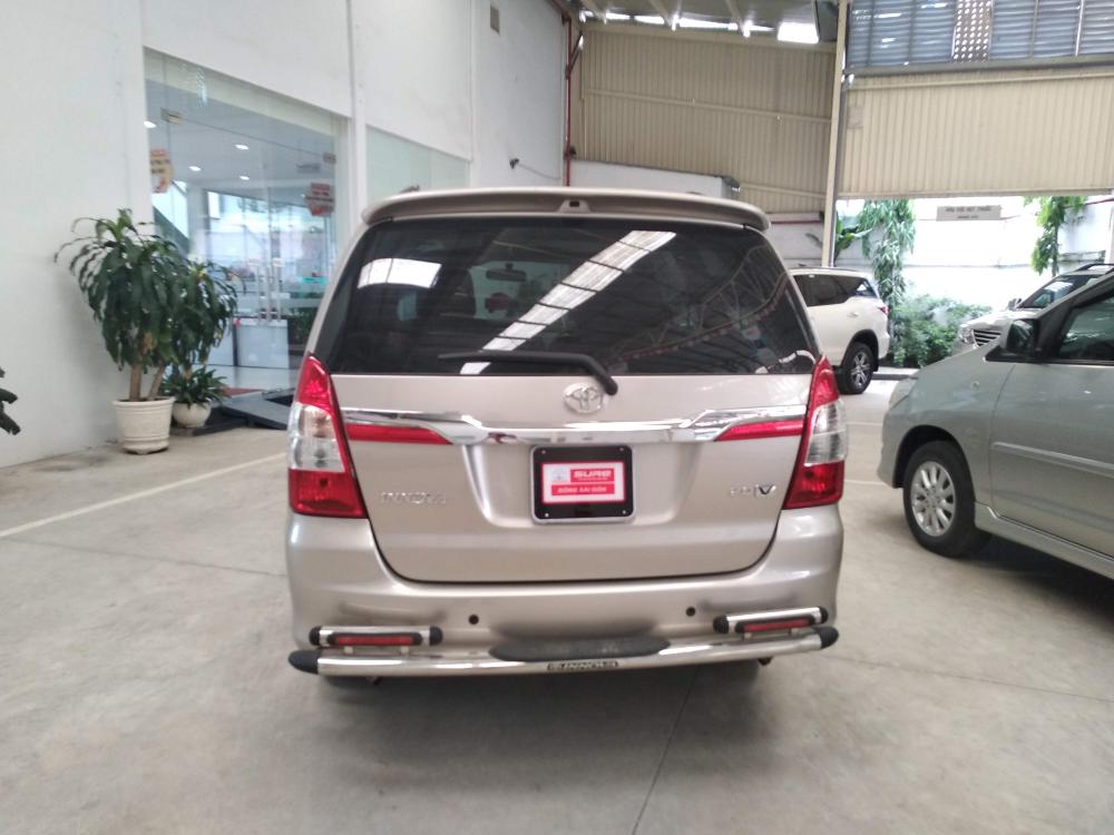 Toyota Innova V 2015 - Cần bán xe Toyota Innova V 2015, màu vàng đồng, xe siêu đẹp, giá thương lượng, có trả góp