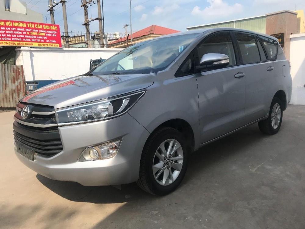 Toyota Innova 2.0E 2017 - Cần bán Toyota Innova 2.0E đời 2017, màu bạc, 705tr