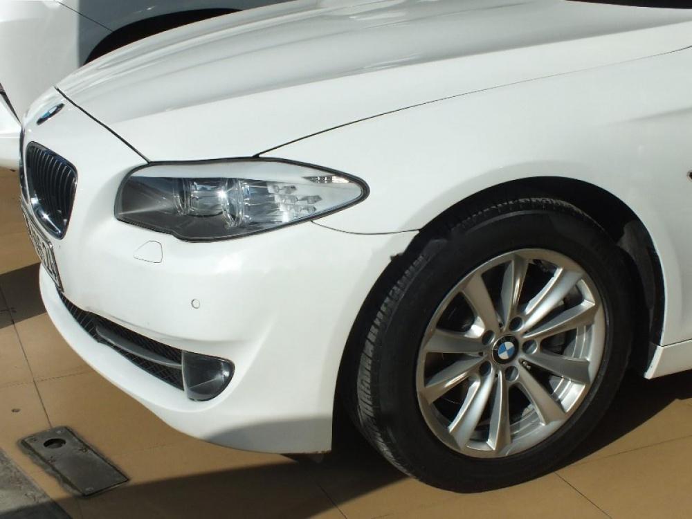 BMW 5 Series 520i 2013 - Bán ô tô BMW 5 Series 520i sản xuất năm 2013, màu trắng, nhập khẩu nguyên chiếc số tự động