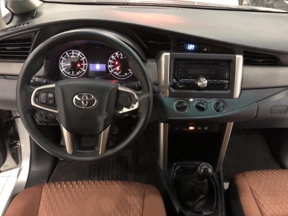 Toyota Innova 2.0E 2017 - Bán Toyota Innova 2.0E sản xuất năm 2017, màu bạc