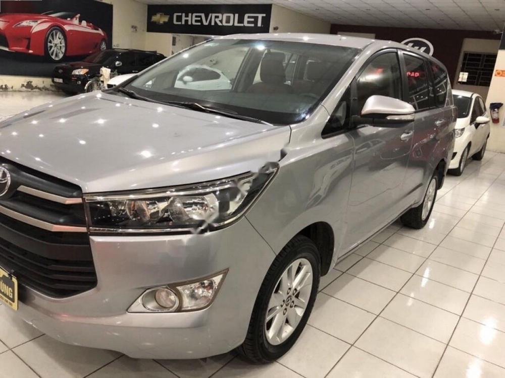 Toyota Innova 2.0E 2017 - Bán Toyota Innova 2.0E sản xuất năm 2017, màu bạc