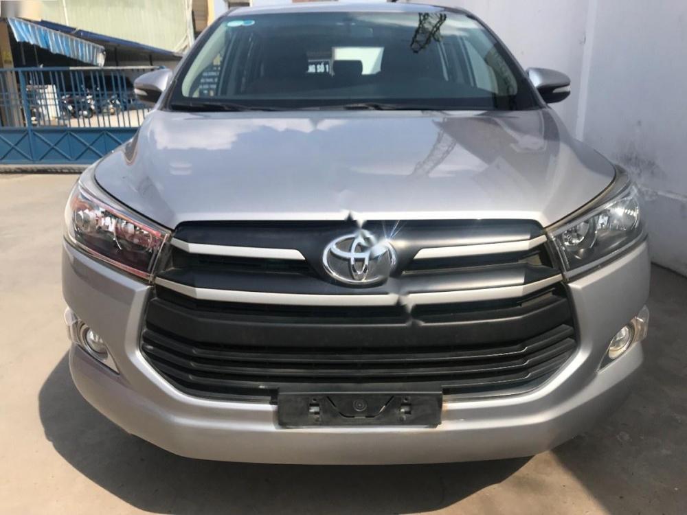 Toyota Innova 2.0E 2017 - Cần bán Toyota Innova 2.0E đời 2017, màu bạc, 705tr