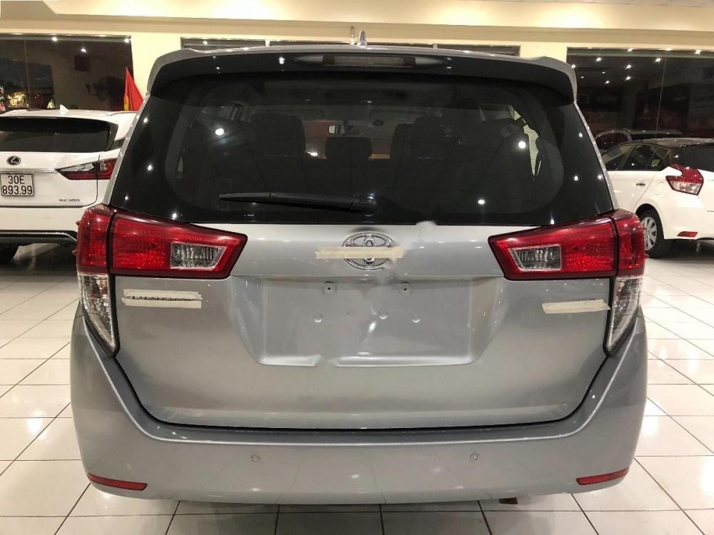 Toyota Innova 2.0E 2017 - Cần bán gấp Toyota Innova 2.0E năm 2017, màu bạc số sàn