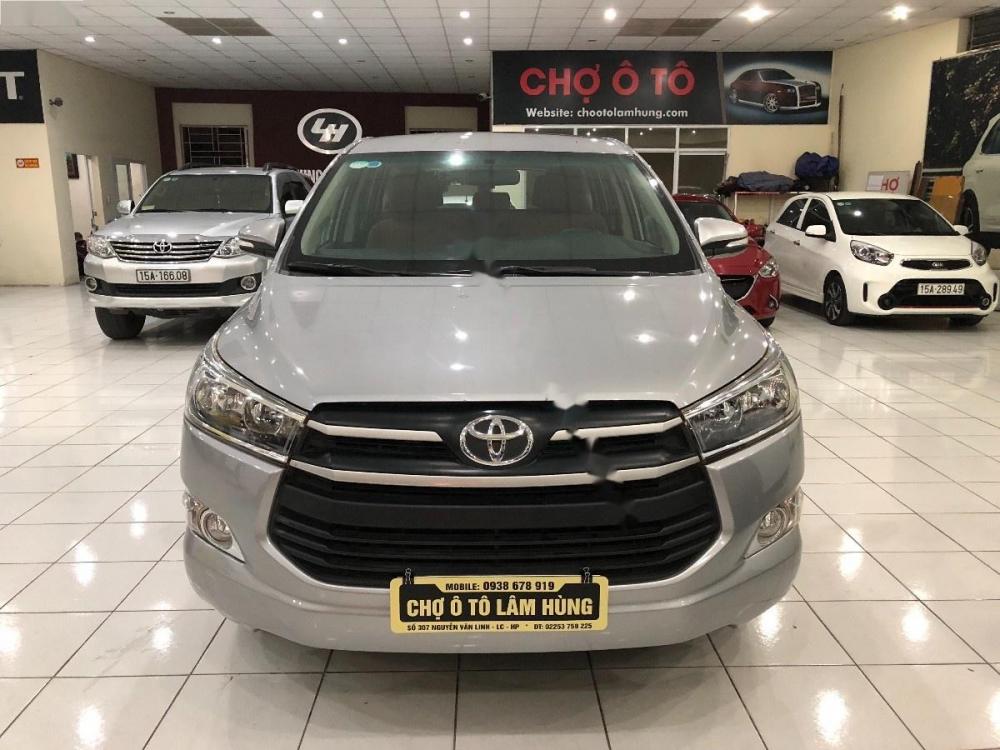 Toyota Innova 2.0E 2017 - Cần bán gấp Toyota Innova 2.0E năm 2017, màu bạc số sàn