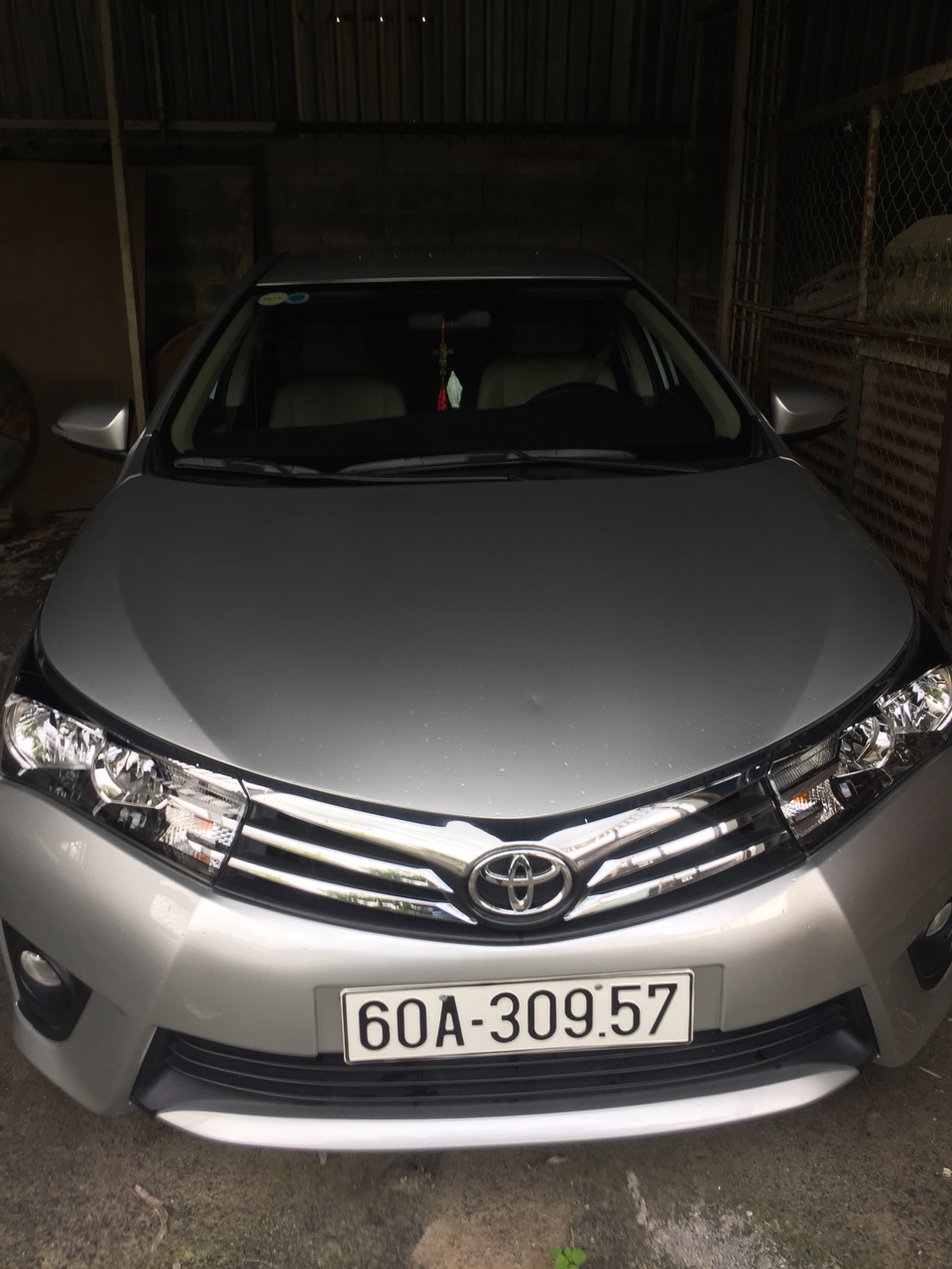 Toyota Corolla altis G 2017 - Bán Toyota Corolla altis G sản xuất 2017, màu bạc còn mới, giá 700tr