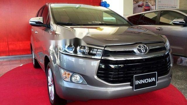 Toyota Innova 2018 - Cần bán xe Toyota Innova đời 2018, màu bạc, giá tốt