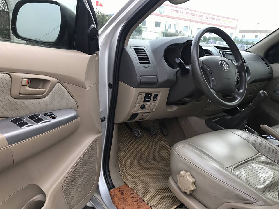 Toyota Hilux G 2010 - Bán xe Toyota Hilux 3.0 hai cầu 2010 màu bạc, xe ít đi còn rất mới