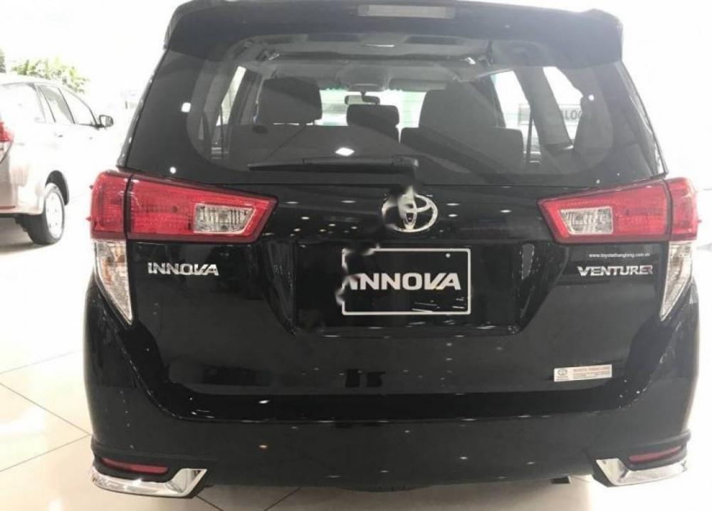 Toyota Innova 2.0 Venturer 2018 - Bán Toyota Innova 2.0 Venturer 2018, màu đen