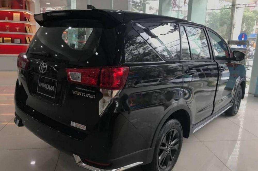 Toyota Innova 2.0 Venturer 2018 - Bán Toyota Innova 2.0 Venturer 2018, màu đen