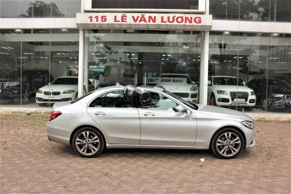 Mercedes-Benz C class C250 2018 - Cần bán lại xe Mercedes C250 sản xuất 2018, màu bạc