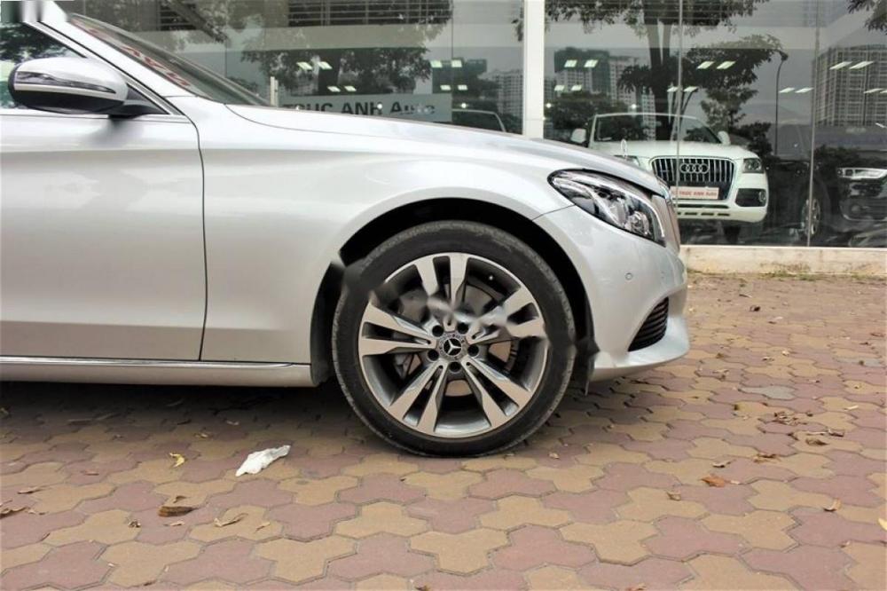 Mercedes-Benz C class C250 2018 - Cần bán lại xe Mercedes C250 sản xuất 2018, màu bạc