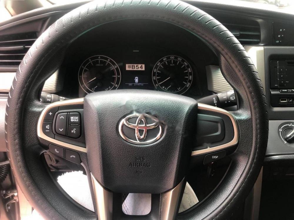 Toyota Innova 2.0E 2016 - Cần bán lại xe Toyota Innova 2.0E sản xuất năm 2016, màu nâu số sàn