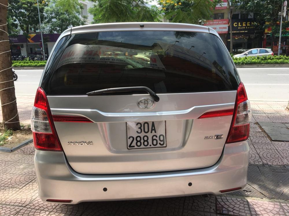 Toyota Innova 2.0E 2014 - Cần bán gấp Toyota Innova 2.0E năm sản xuất 2014, màu bạc chính chủ